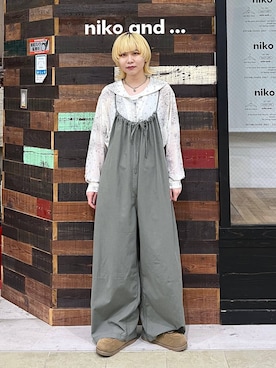 「niko and...（ニコアンド）のモンスターギャザーサロペット（サロペット/オーバーオール、グリーン系）」を使った、ちーちさん（レディース・165cm）の春コーディネート