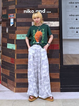 「niko and...（ニコアンド）のトロットカモフライージーパンツ（その他パンツ、グレー系）」を使った、ちーちさん（レディース・165cm）の夏コーディネート