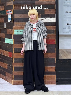 「niko and...（ニコアンド）のリネンブレンドフリルブラウス（シャツ/ブラウス、ブラック系）」を使った、ちーちさん（レディース・165cm）の春コーディネート