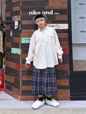 「アイテム（スリッポン、ホワイト系）」を使った、ちーちさん（レディース・165cm）の秋コーディネート