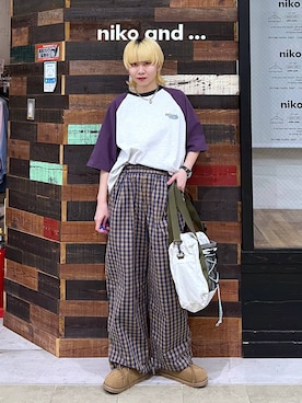 「niko and...（ニコアンド）のGardenタックプリントパンツ（その他パンツ、ベージュ系）」を使った、ちーちさん（レディース・165cm）の春コーディネート