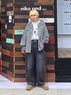 「niko and...（ニコアンド）のセルフカットカーブパンツ　デニムパンツ（デニムパンツ、ブラック系）」を使った、ちーちさん（レディース・165cm）の春コーディネート