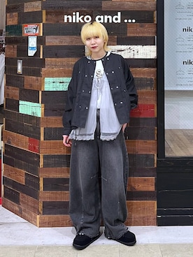 「niko and...（ニコアンド）のオックスダブルボタンカバーオール（カバーオール、グレー系）」を使った、ちーちさん（レディース・165cm）の春コーディネート