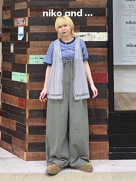 「niko and...（ニコアンド）のモンスターギャザーサロペット（サロペット/オーバーオール、グリーン系）」を使った、ちーちさん（レディース・165cm）の春コーディネート