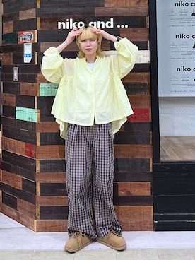 「niko and...（ニコアンド）のプレミアムローンフレアブラウス（シャツ/ブラウス、イエロー系）」を使った、ちーちさん（レディース・165cm）の春コーディネート