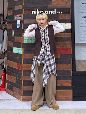 「niko and...（ニコアンド）のネップタックワイドパンツ（スラックス、イエロー系）」を使った、ちーちさん（レディース・165cm）の秋コーディネート