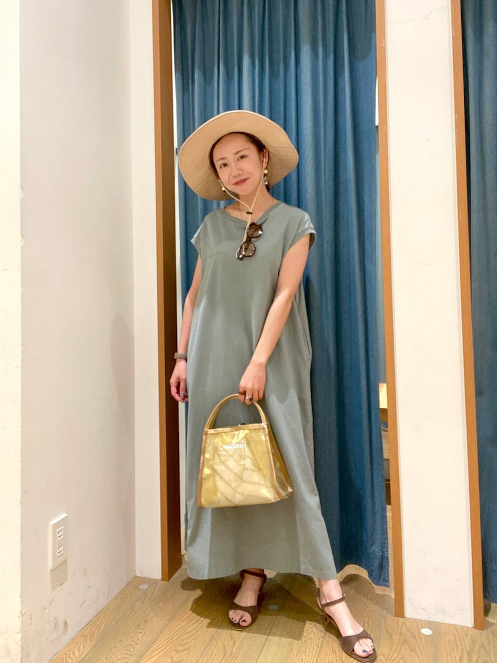 「カジュアル、低身長、差し色コーデ、休日コーデ、ママコーデ、きれいめ、アウトドア、ショルダーバッグ、BAYFLOW、ワンピース、リラックス、夏コーデ、旅行」｜「NEW ERAの【NEW ERA（ニューエラ）】ADVENTURE WB(WOMENS)（ハット、ベージュ系）」を使った、しいぽ。さん（レディース・150cm）の春コーディネートの1枚目の写真