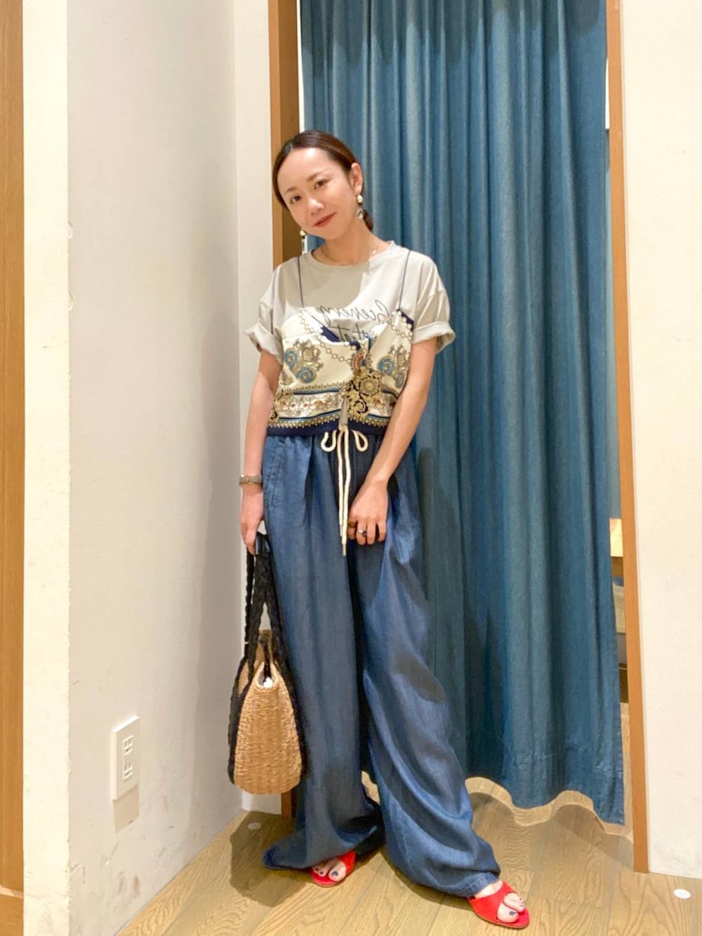 「アウトドア、ショルダーバッグ、BAYFLOW、カジュアル、低身長、差し色コーデ、休日コーデ、ママコーデ、きれいめ、ワイドパンツ、ビスチェ、お出かけコーデ、夏コーデ」｜「BAYFLOWのアソートロゴショートスリーブT（Tシャツ/カットソー、ベージュ系）」を使った、しいぽ。さん（レディース・150cm）の春コーディネートの1枚目の写真