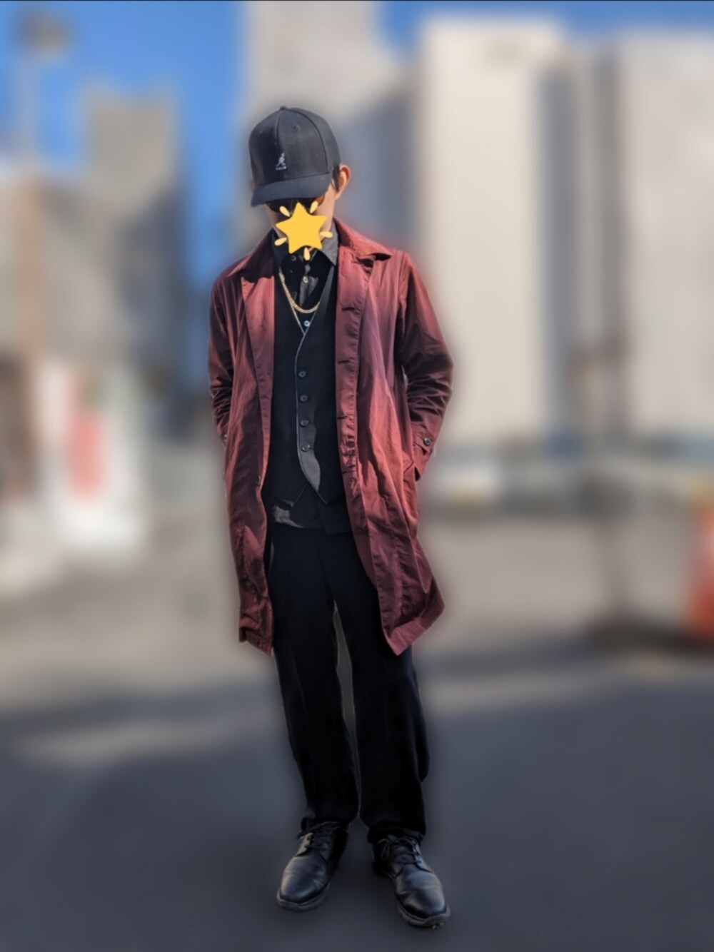 ブラック系のシャツ/ブラウス、レッド系のジャケット/アウター、ブラック系のスラックスを着用したメンズの秋コーディネートの1枚目の写真