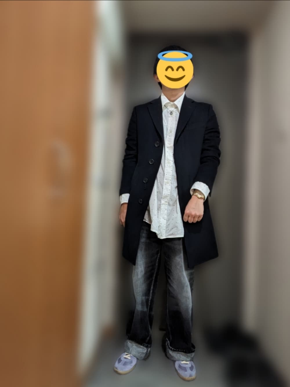 ブラック系のデニムパンツ、ホワイト系のシャツ/ブラウス、パープル系のスニーカーを着用したメンズの冬コーディネートの1枚目の写真