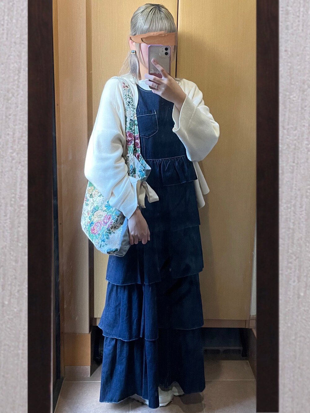 「デニム、ジャガード、ガーリー、merry jenny、インディゴ、ロングワンピース、ティアードワンピース、UNIQLO U、ehka sopo」｜「merry jennyのデニムティアードジャンスカ（ジャンパースカート、ブルー系）」を使った、pieさん（レディース・155cm）の秋コーディネートの1枚目の写真