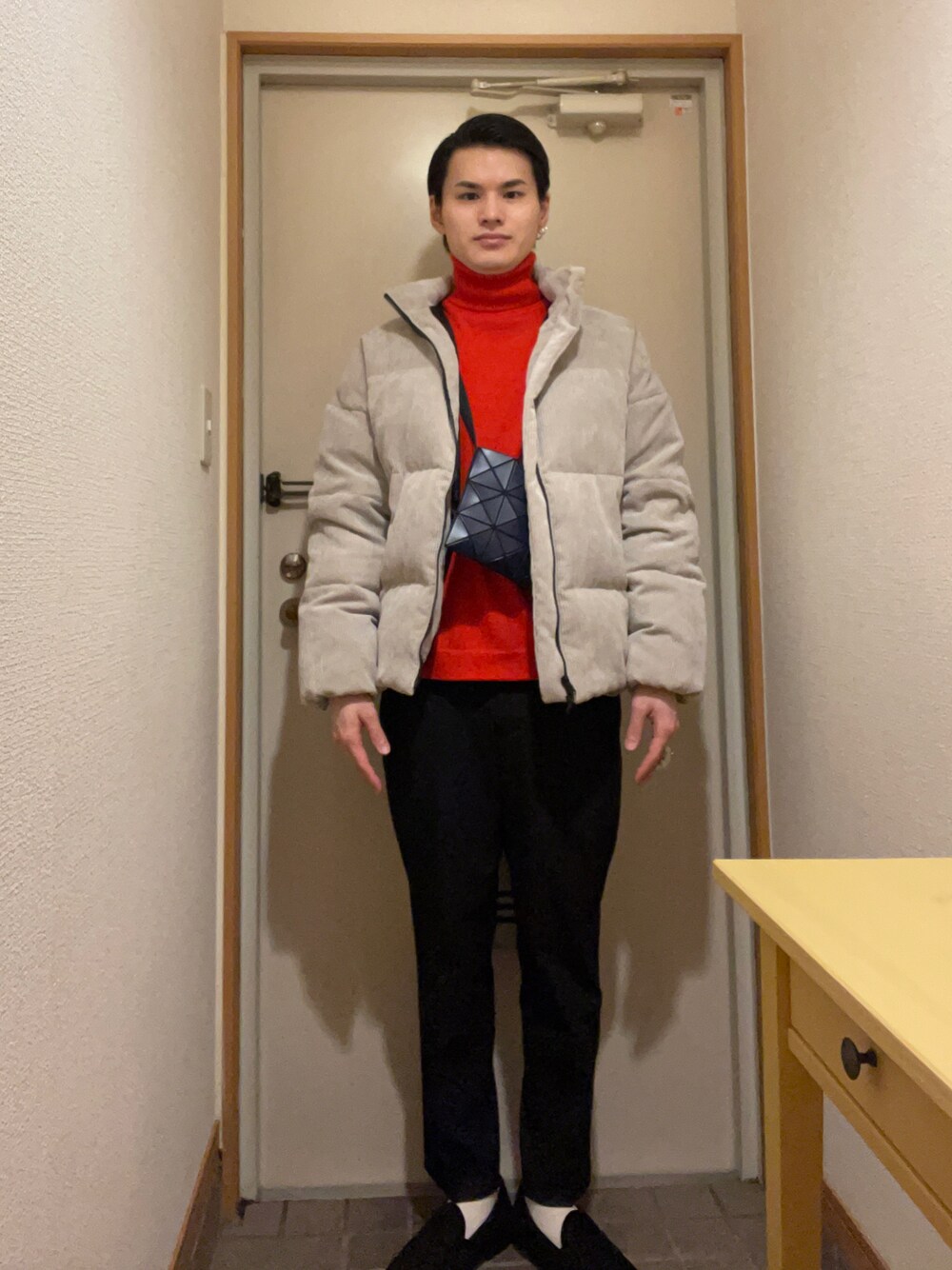 「新年一発目、あったかコーデ、キレイめ、カラーニット、紅白コーデ」｜「UNIQLOのメリノブレンドタートルネックセーター（長袖）（ニット/セーター、レッド系）」を使った、たくみんさん（メンズ・170cm）の冬コーディネートの1枚目の写真