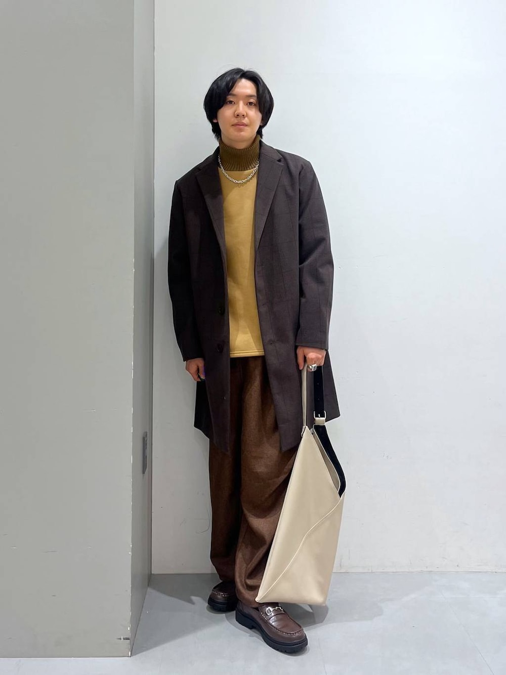 「女子ウケ、きれいめ、冬コーデ、コート、ニット」｜「LAKOLEのウーリーテックチェスターコート / 116720（チェスターコート、ブラウン系）」を使った、Jiro_さん（メンズ・176cm）の秋コーディネートの1枚目の写真