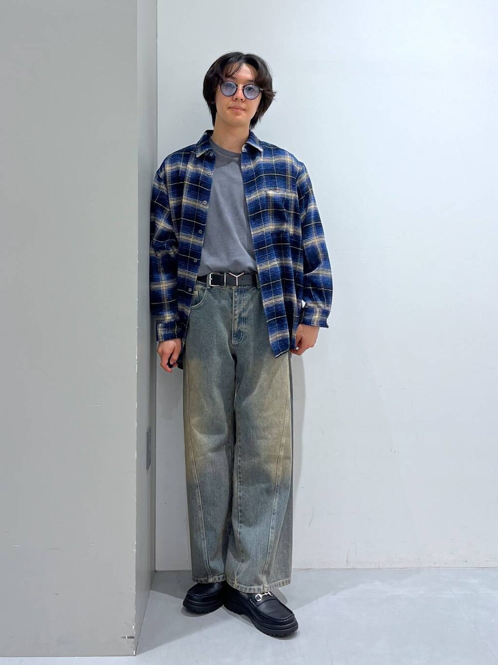 グレー系のTシャツ/カットソー、ブルー系のデニムパンツ、ブラック系のローファーを着用したメンズの秋コーディネートの1枚目の写真