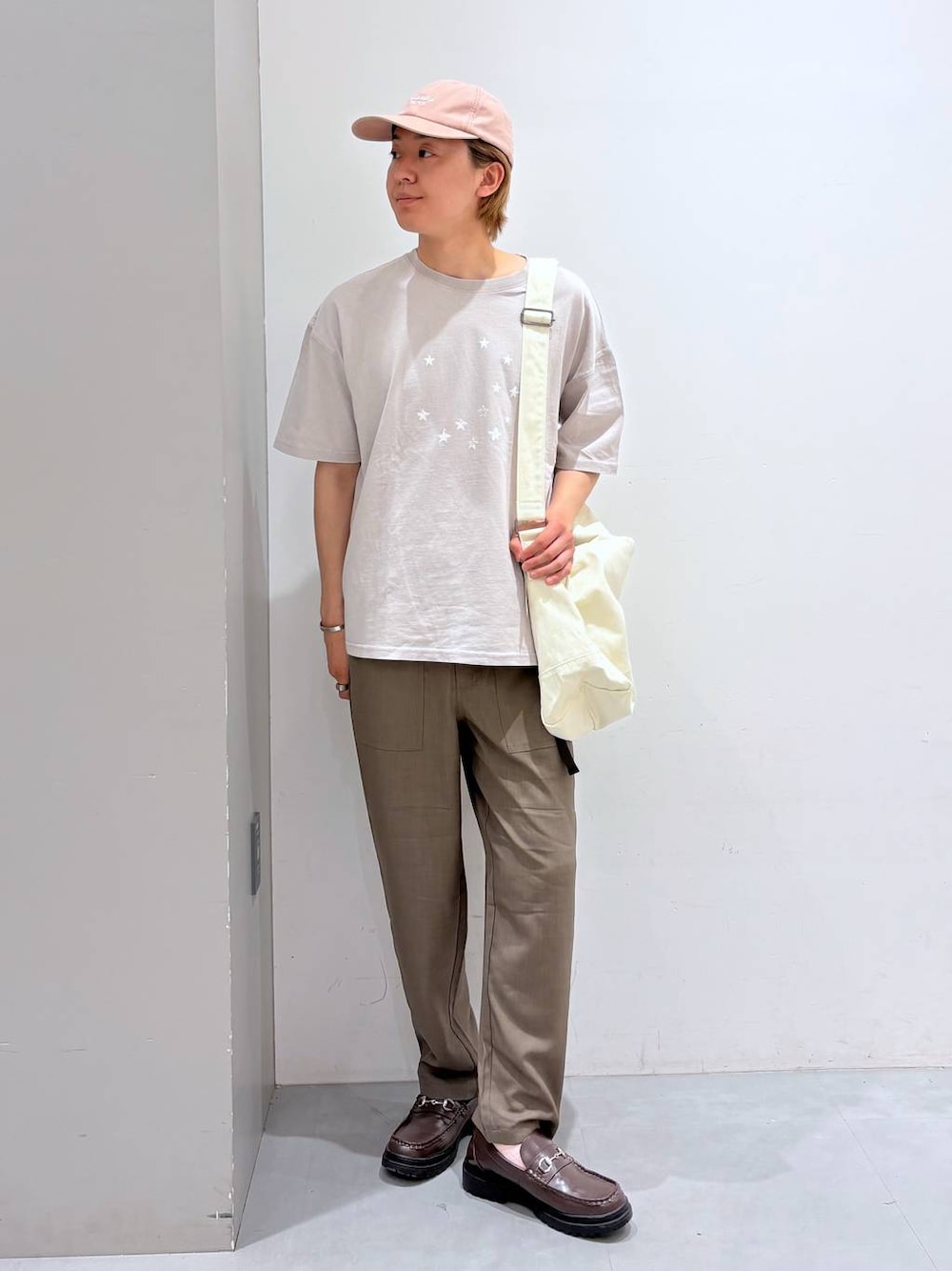 ベージュ系のショルダーバッグ、グレー系のその他パンツ、グレー系のTシャツ/カットソーを着用したメンズの春コーディネートの1枚目の写真