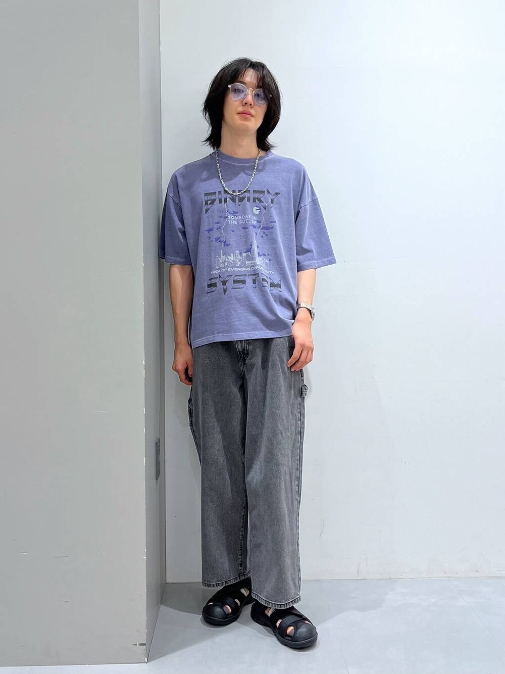 ブラック系のサンダル、グレー系のデニムパンツ、パープル系のTシャツ/カットソーを着用したメンズの夏コーディネートの1枚目の写真