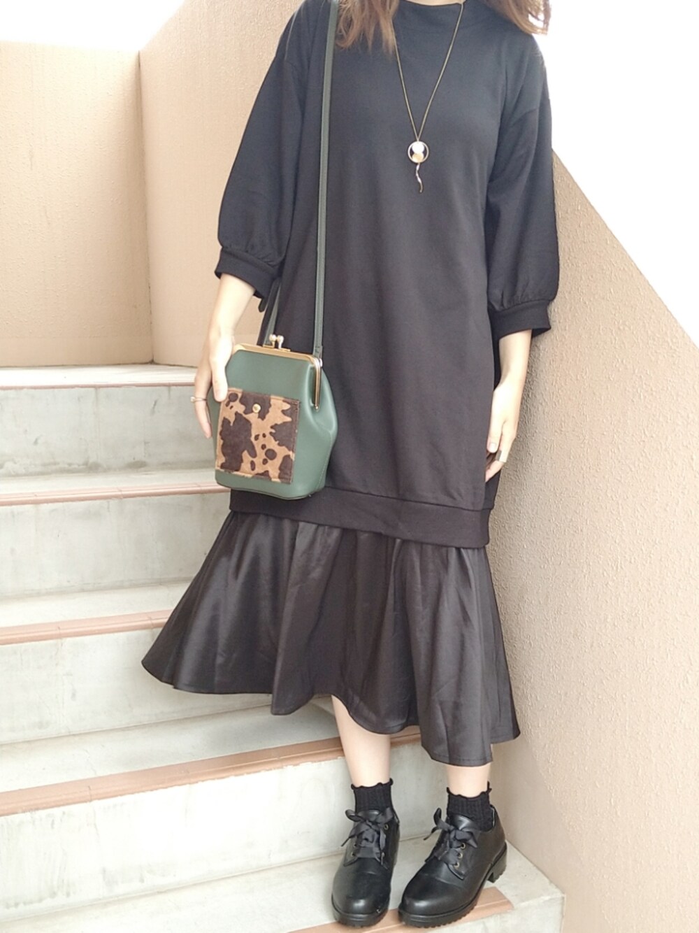 「プチプラ、プチプラコーデ、しまむら、プチプラのあや、mumu、アンポケット、だから秋服が好き、秋のコーデ、ワンピース、大人カジュアル」｜「しまむらのアイテム（ショルダーバッグ、グリーン系）」を使った、maipoomさん（レディース・157cm）の秋コーディネートの1枚目の写真