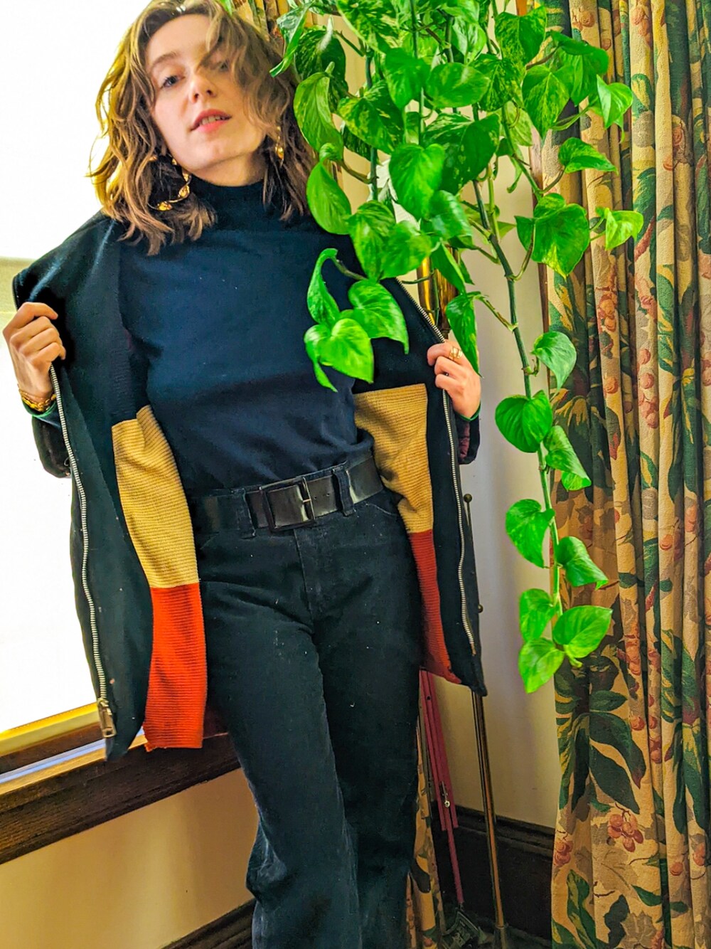 「ootd、Polo Ralph Lauren、winter、MM6、MM6 Maison Martin Margiela、sneakers、Wrangler、girl、sporty、ラングラー、ALLWHITE、スニーカー、青い、冬コーデ、タートルネック」｜「Wranglerの【Wrangler/ラングラー】70S FLARE パンツ（その他パンツ、ブルー系）」を使った、Francesさん（レディース・157cm）の冬コーディネートの2枚目の写真