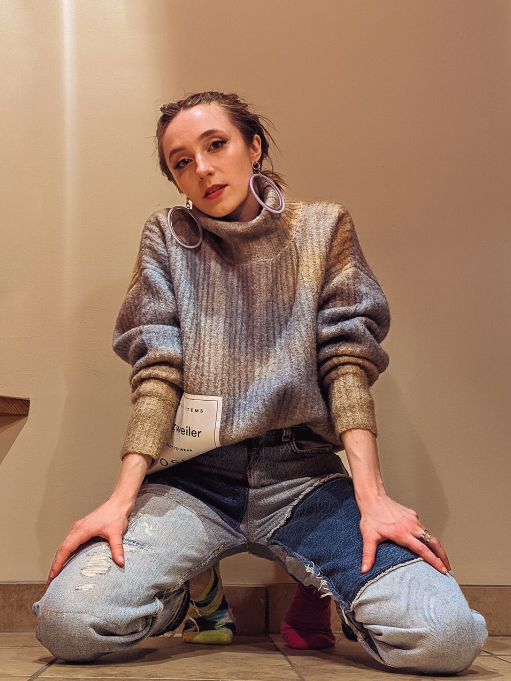 その他のニット/セーター、パープル系のイヤリングを着用したレディースの春コーディネートの3枚目の写真