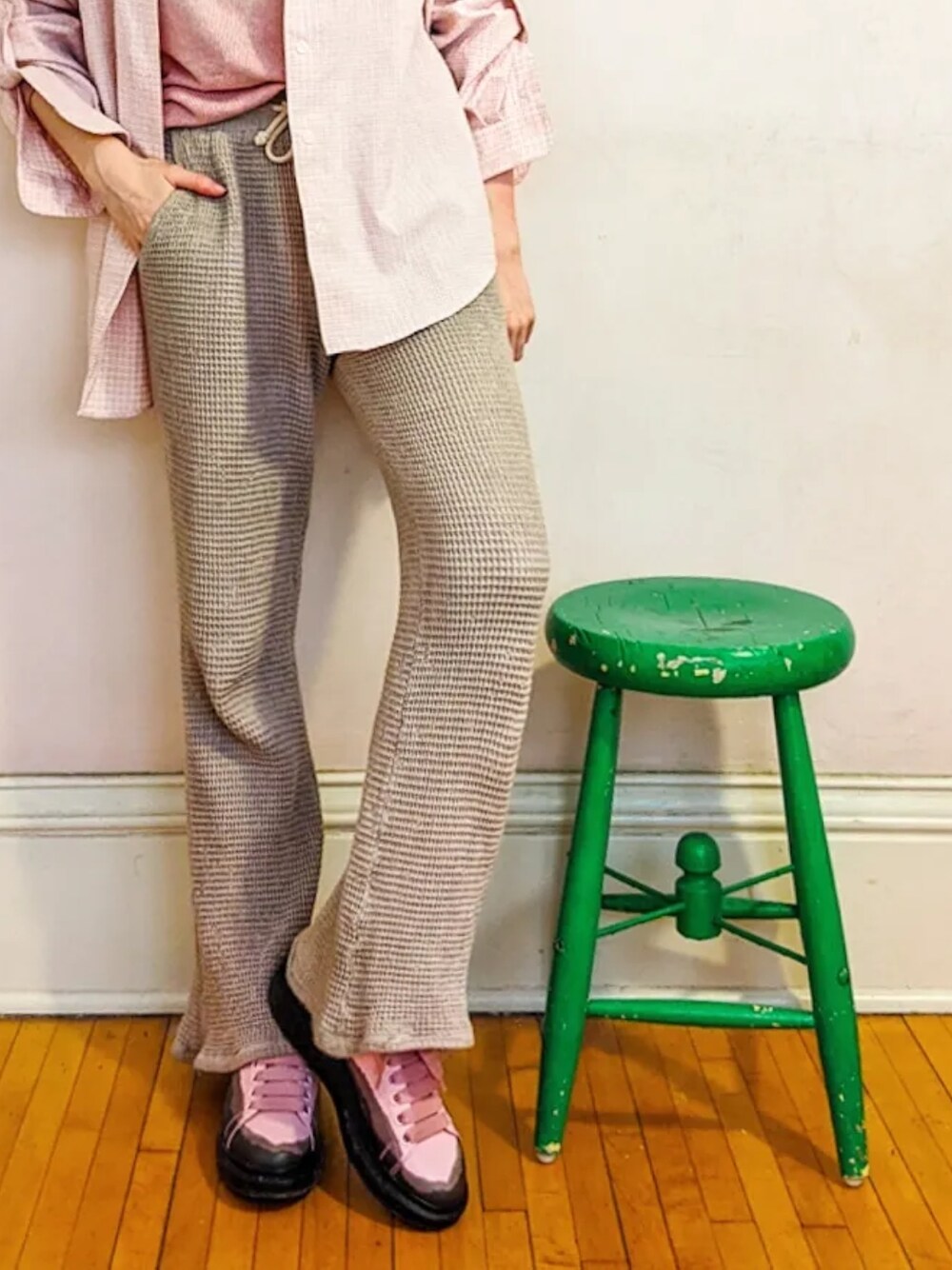 「STYLE、pink、Alexander McQueen、sneakers、girl、baby、summer、今日のコーデ、スニーカー、シャツ、ギンガム、ピンク、大人コーデ」｜「Alexander McQueenのアイテム（スニーカー、その他）」を使った、Francesさん（レディース・157cm）の冬コーディネートの4枚目の写真