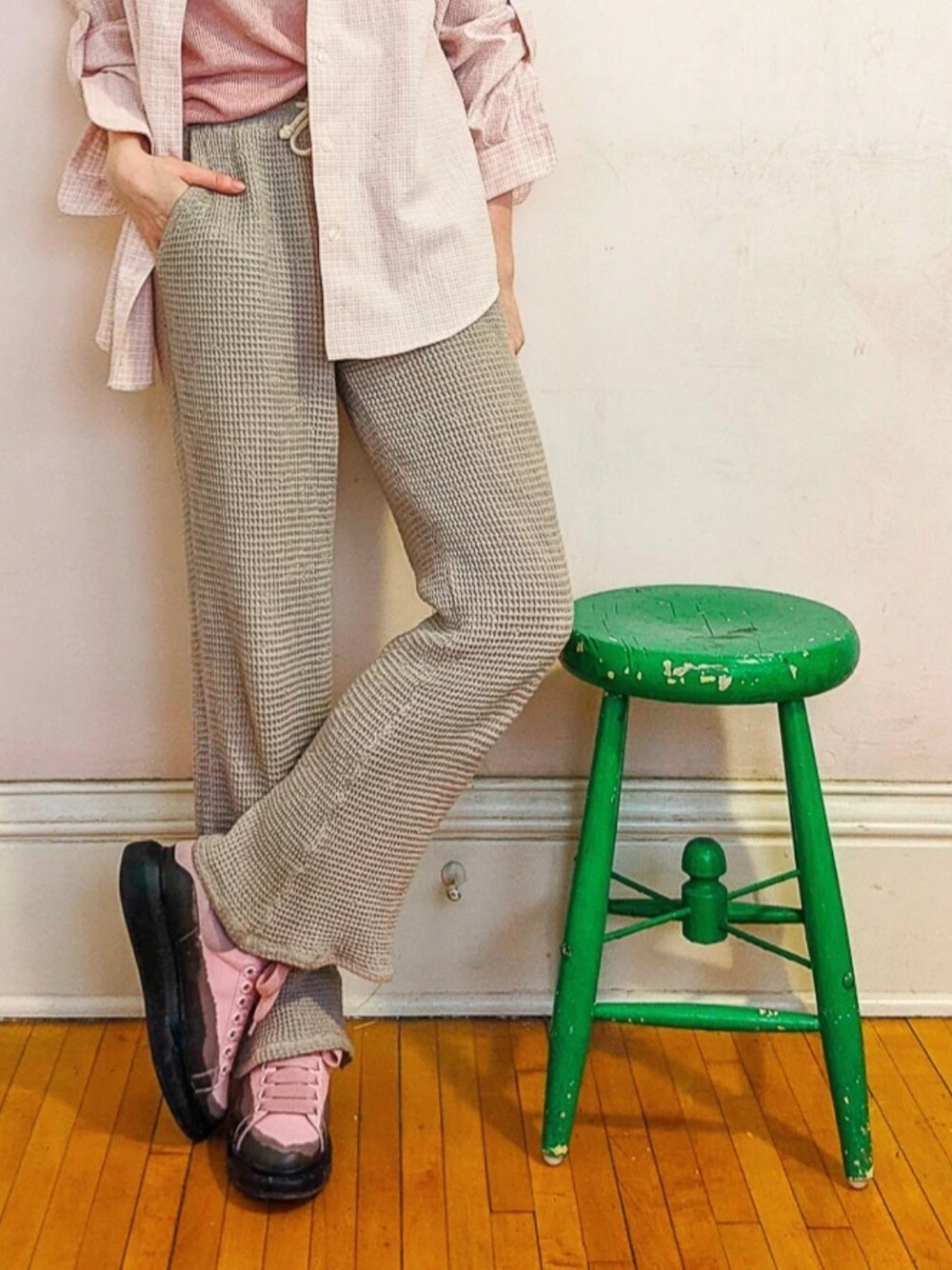 「STYLE、pink、Alexander McQueen、sneakers、girl、baby、summer、今日のコーデ、スニーカー、シャツ、ギンガム、ピンク、大人コーデ」｜「Alexander McQueenのアイテム（スニーカー、その他）」を使った、Francesさん（レディース・157cm）の冬コーディネートの2枚目の写真