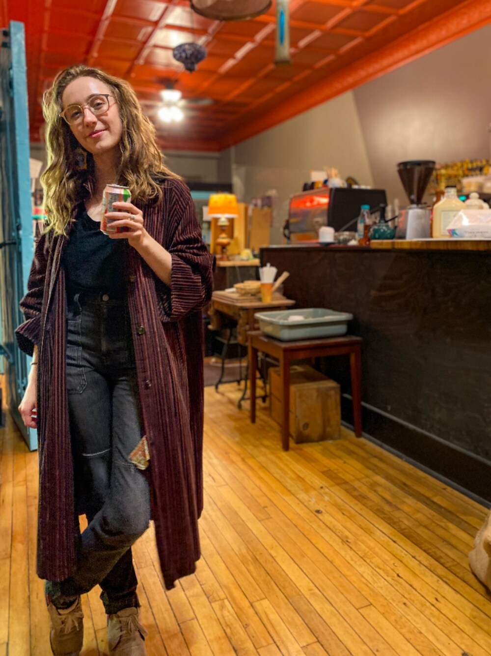 「girl、VINTAGE、baby、luckybrand、ootd、USA、jeans、denim、coat、glasses、coffee shop、oversize」｜「Lucky Brandのアイテム（デニムパンツ、ブラック系）」を使った、Francesさん（レディース・157cm）の秋コーディネートの1枚目の写真