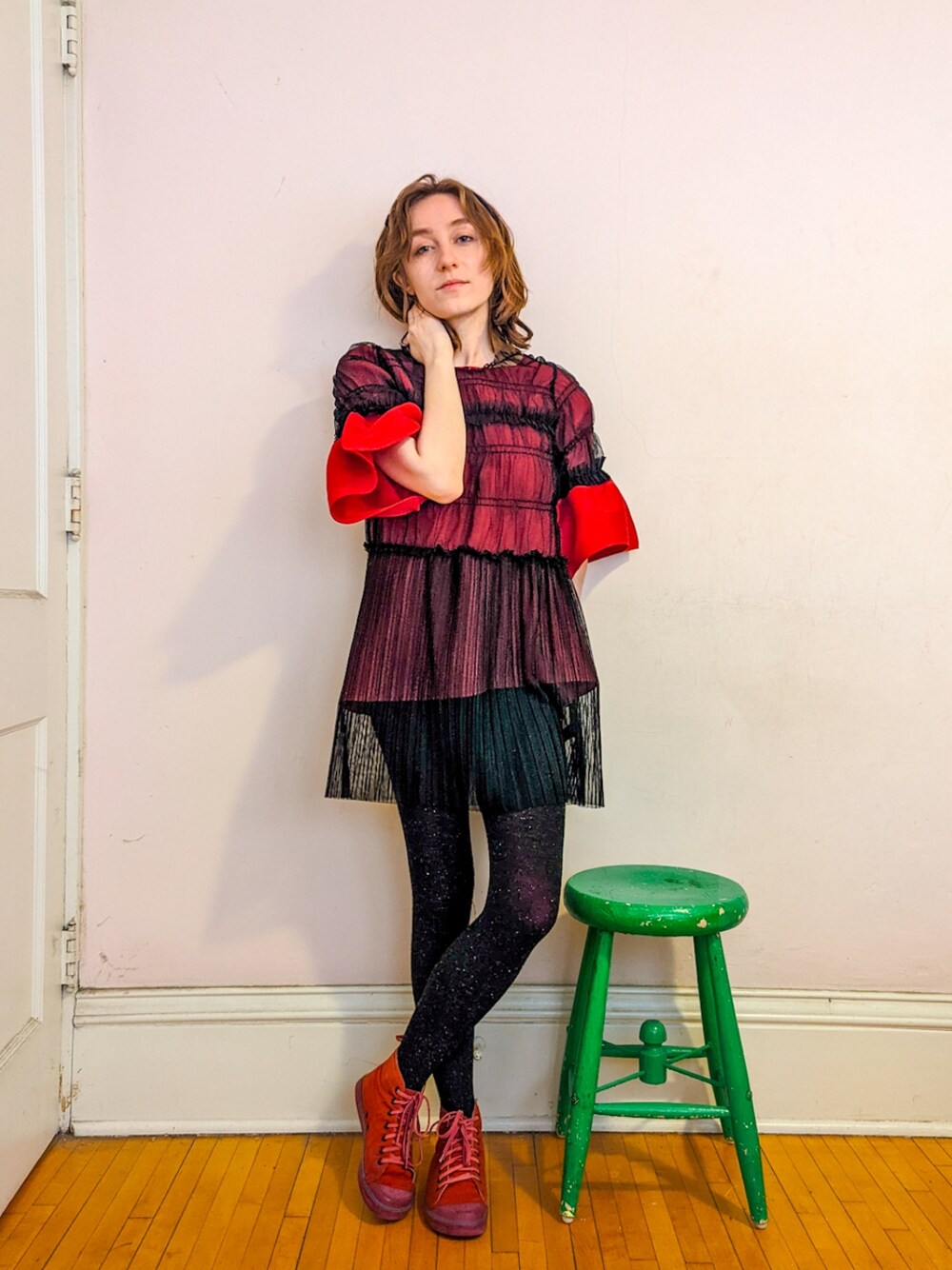 「STYLE、ootd、TOPSHOP、girl、Ruffles、tulle、mini、今日のコーデ、ドレス、スニーカー、ferragamo」｜「Calzedoniaのアイテム（タイツ/ストッキング、ブラック系）」を使った、Francesさん（レディース・157cm）の冬コーディネートの2枚目の写真