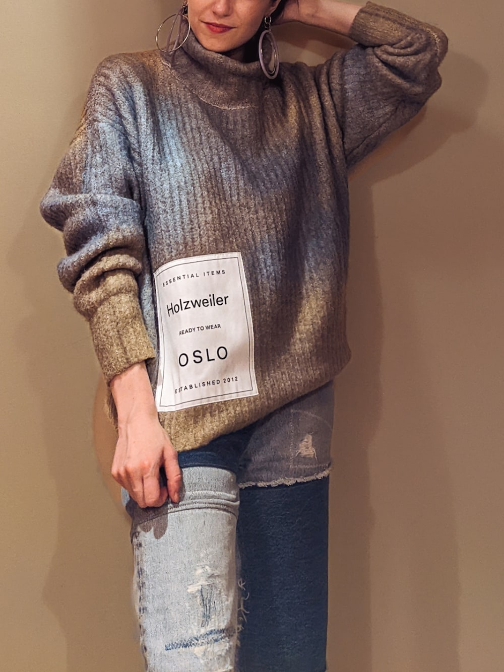 その他のニット/セーター、パープル系のイヤリングを着用したレディースの春コーディネートの2枚目の写真