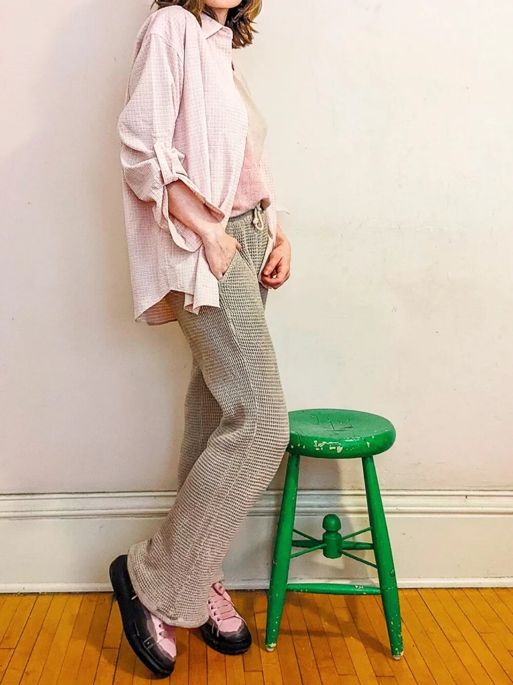 「STYLE、pink、Alexander McQueen、sneakers、girl、baby、summer、今日のコーデ、スニーカー、シャツ、ギンガム、ピンク、大人コーデ」｜「Alexander McQueenのアイテム（スニーカー、その他）」を使った、Francesさん（レディース・157cm）の冬コーディネートの1枚目の写真