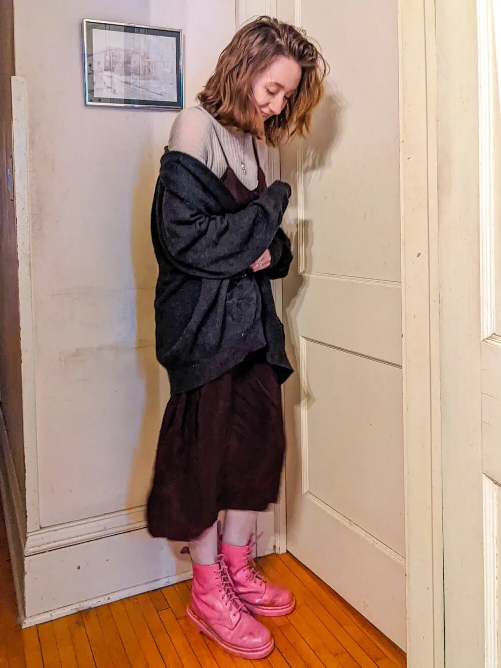 ピンク系のブーツ、グレー系のニット/セーター、ブラック系のカーディガン/ボレロを着用したレディースの冬コーディネートの3枚目の写真