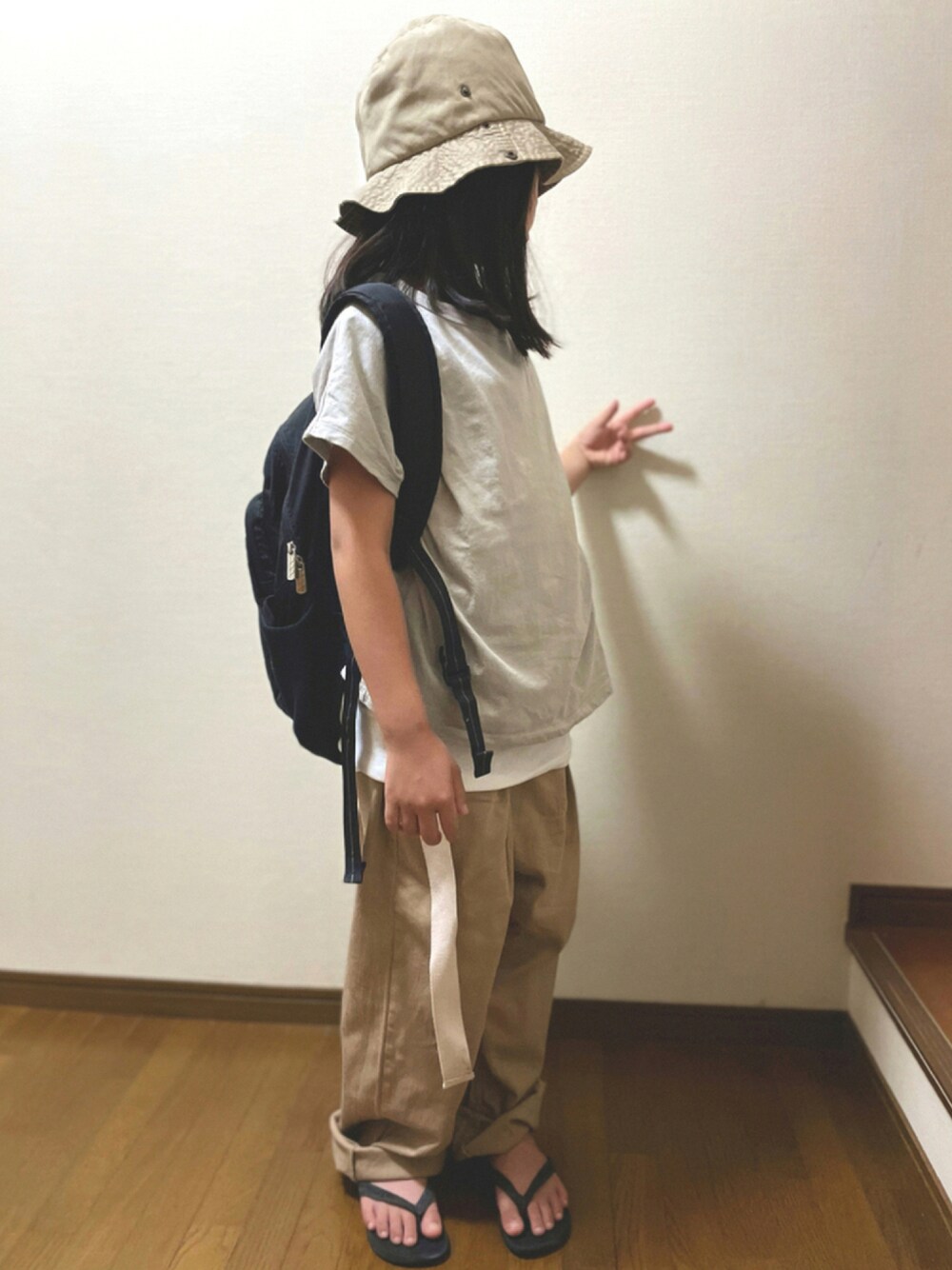 「キッズコーデ、チノパン、Tシャツ」｜「pairmanonの【プレミアムコットン100%】ドルマンスリーブ半袖 Tシャツ（Tシャツ/カットソー、ベージュ系）」を使った、kokoron812さん（キッズ・130cm）の夏コーディネートの1枚目の写真