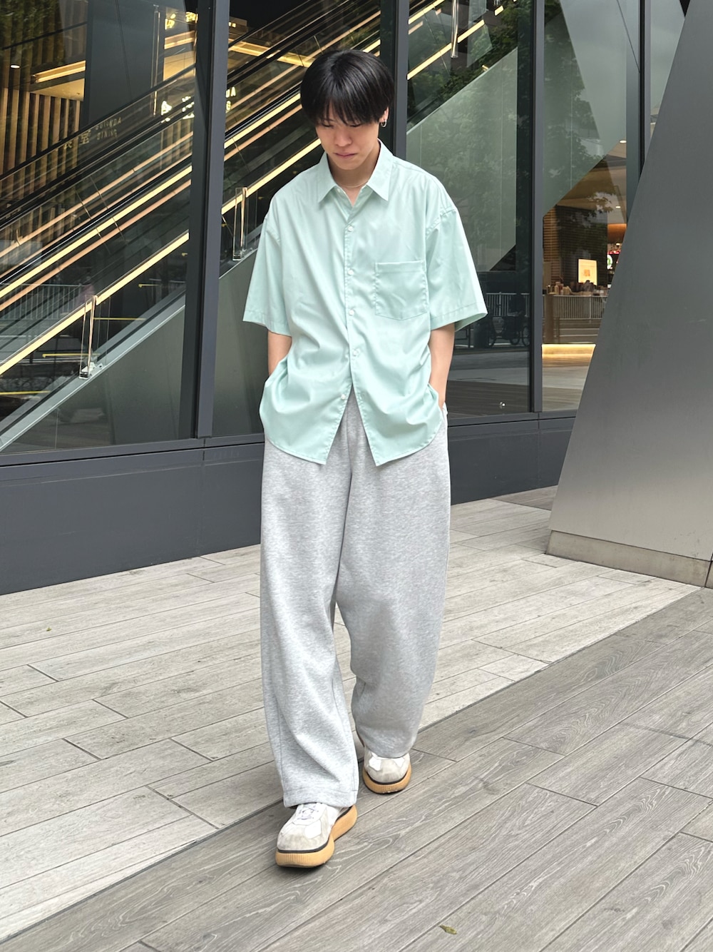 「ワイドパンツ、雨の日コーデ、シンプルスタイル、シャツスタイル、半袖シャツ、シャツ、シャツコーデ、スウェットパンツ、UNIQLO、UNIQLO C、グリーンシャツ、オニツカタイガー、LUENNA、LURAKU、ネックレス」｜「LUENNAの【LUENNA】Short Sleeve Regular Collar Shirt / 半袖レギュラーカラーシャツ（シャツ/ブラウス、グリーン系）」を使った、Yo_ta  さん（メンズ・180cm）の春コーディネートの1枚目の写真