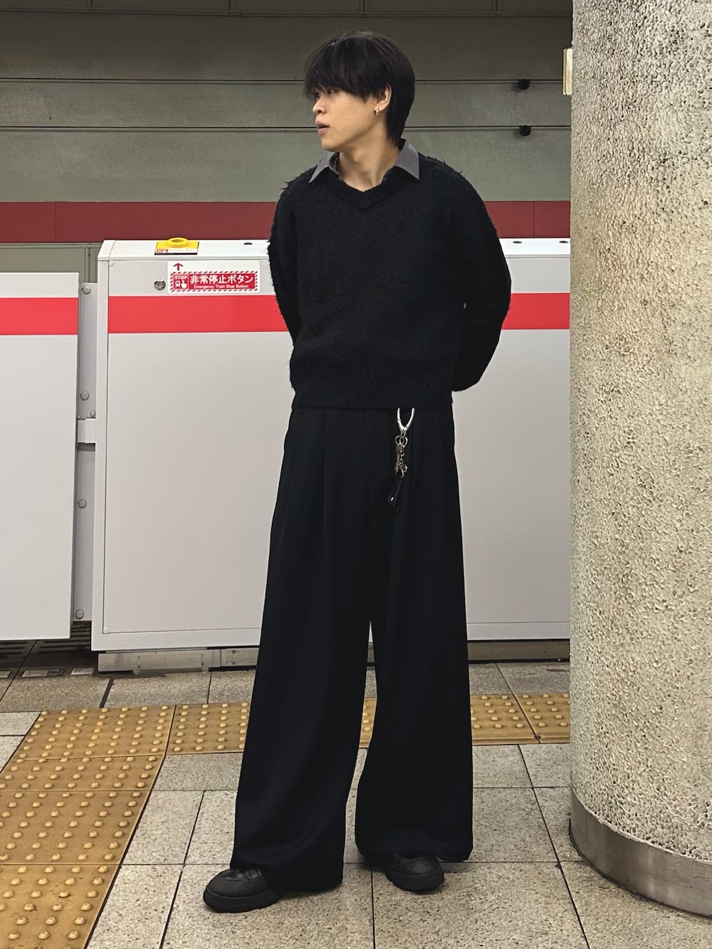 ブラック系のニット/セーター、ブラック系のスウェットパンツ、ブラック系のブーツを着用したメンズの秋コーディネートの1枚目の写真