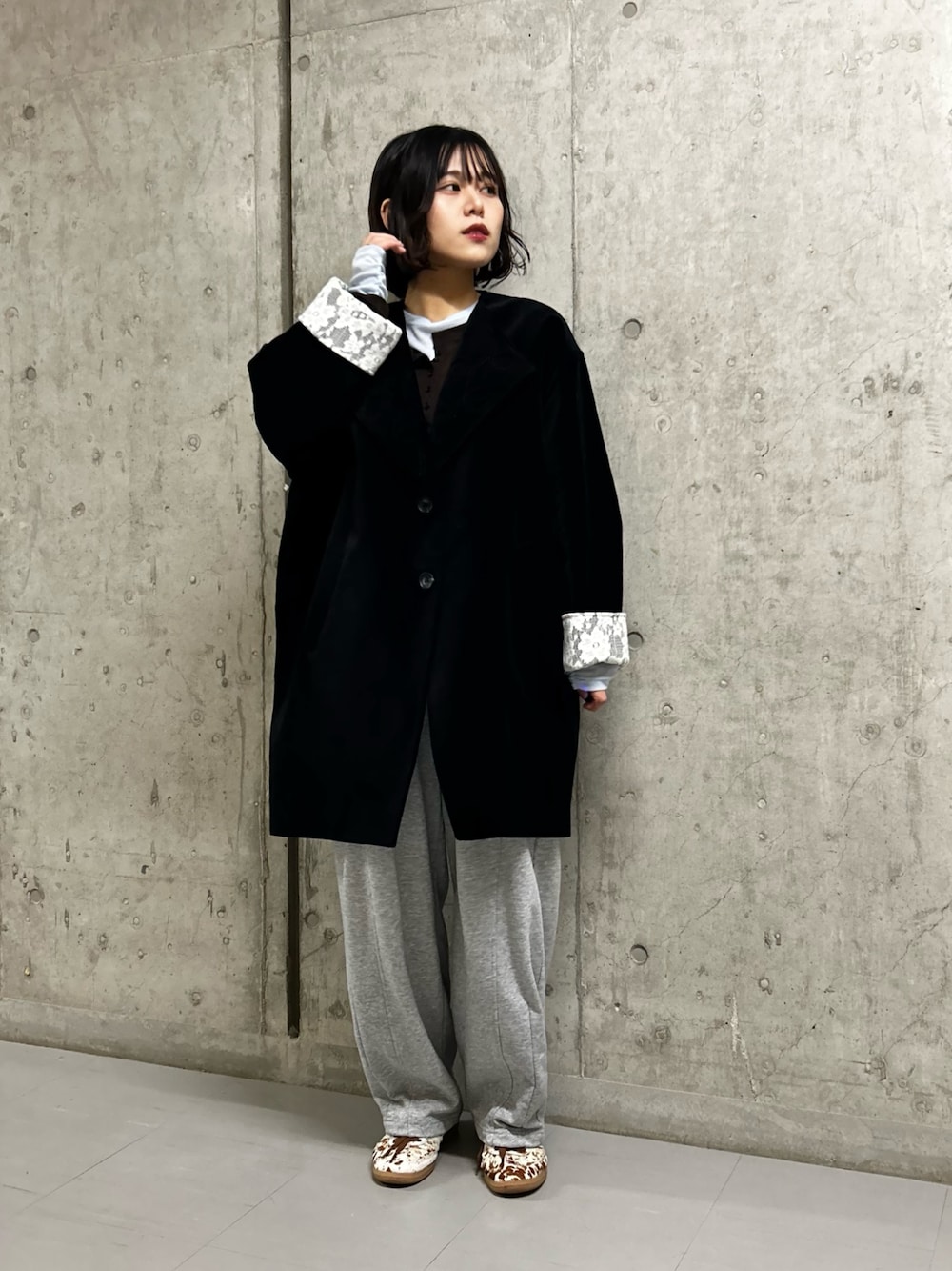 ブラック系のその他アウター、ブラウン系のTシャツ/カットソー、グレー系のその他パンツを着用したレディースの秋コーディネートの1枚目の写真