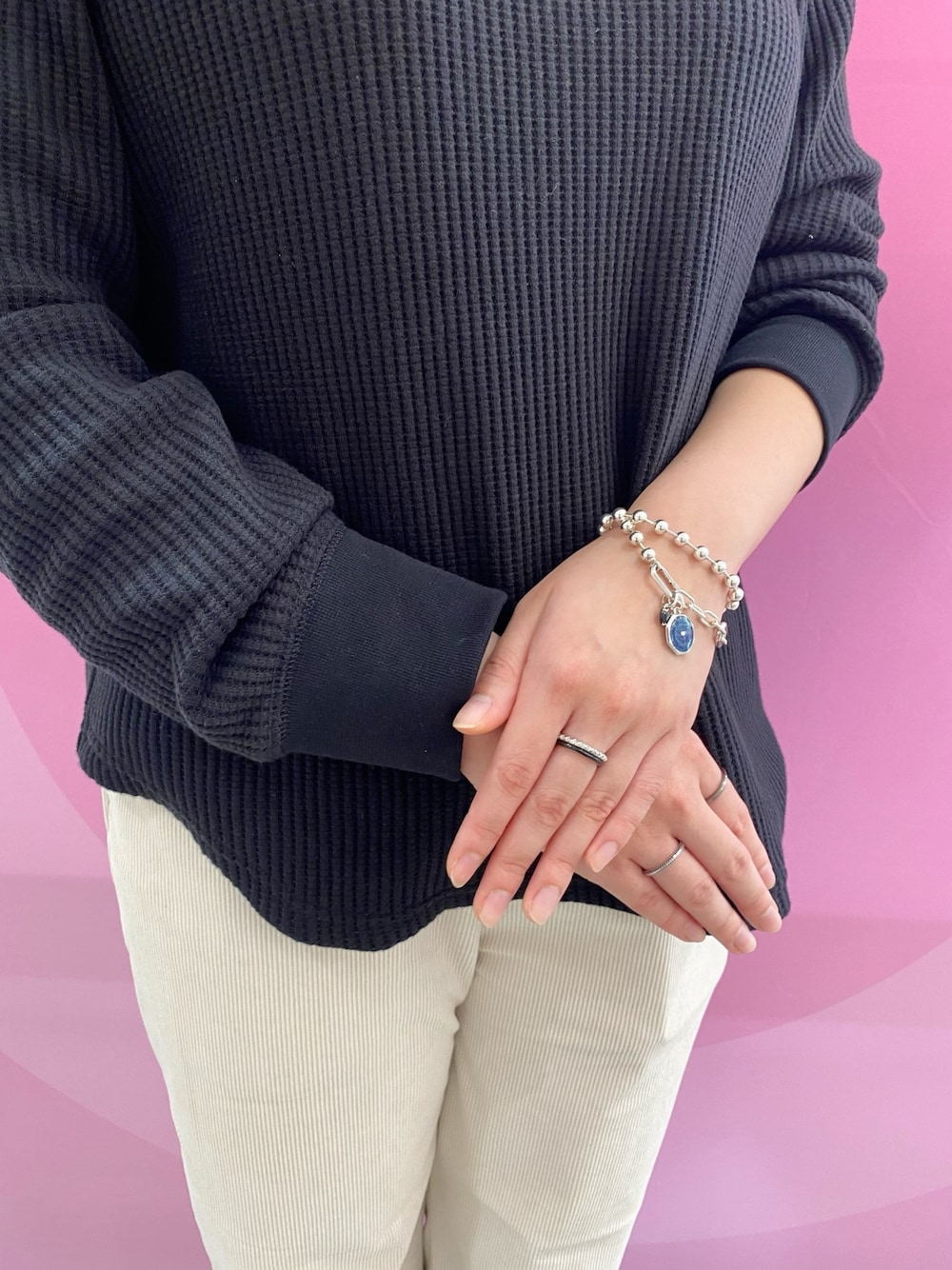 シルバー系のチャーム、シルバー系のネックレス、シルバー系のリングを着用したレディースの秋コーディネートの1枚目の写真