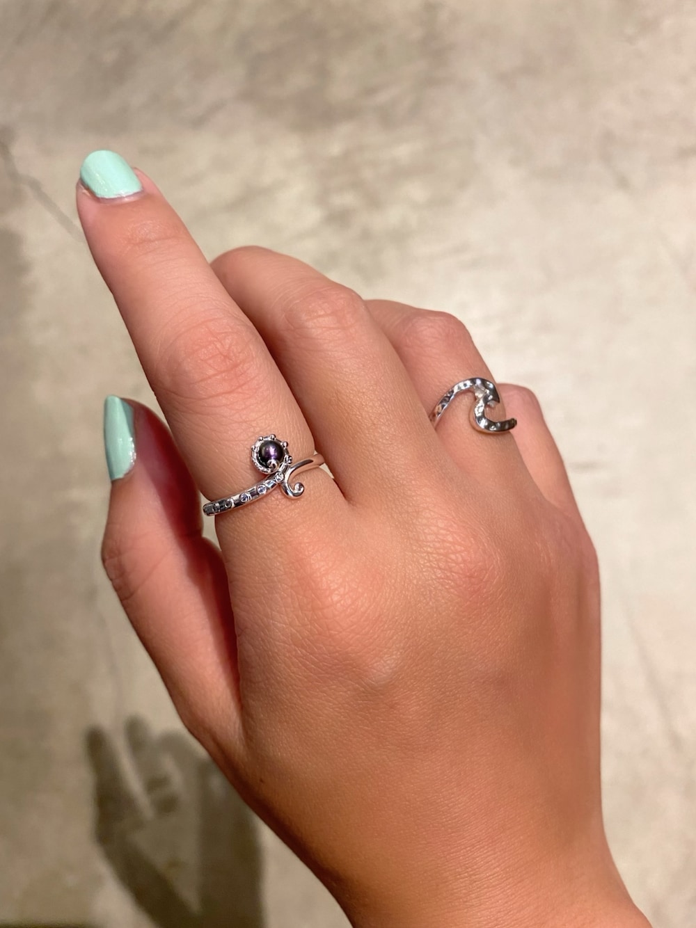 シルバー系のリングを着用したレディースの夏コーディネートの1枚目の写真