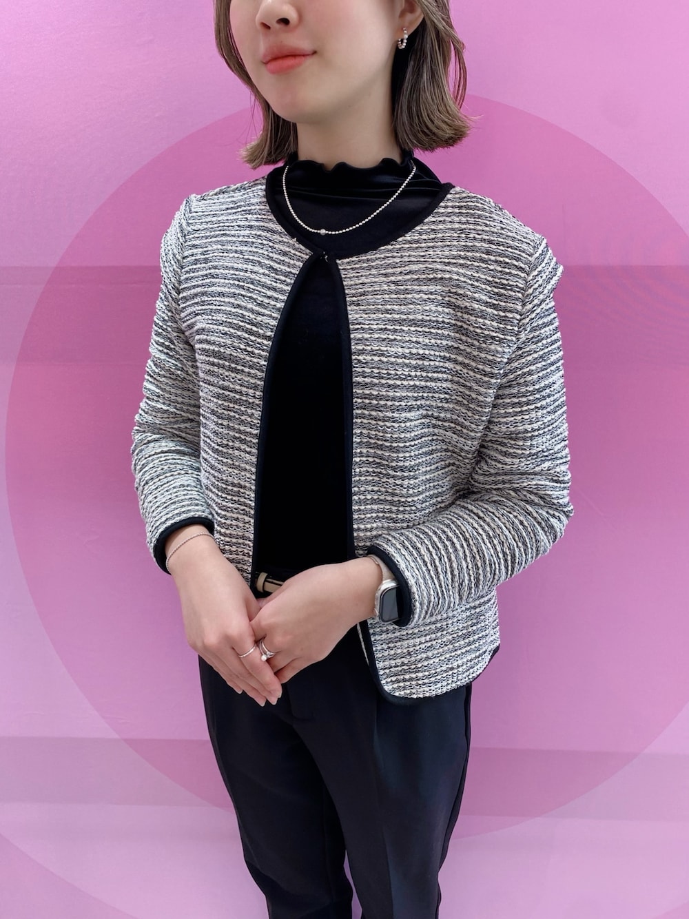 シルバー系のネックレス、シルバー系のリング、シルバー系のピアス（両耳用）を着用したレディースの春コーディネートの1枚目の写真