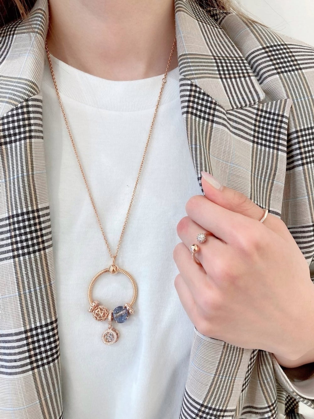 ゴールド系のリング、ゴールド系のリング、ゴールド系のネックレスを着用したレディースの春コーディネートの1枚目の写真