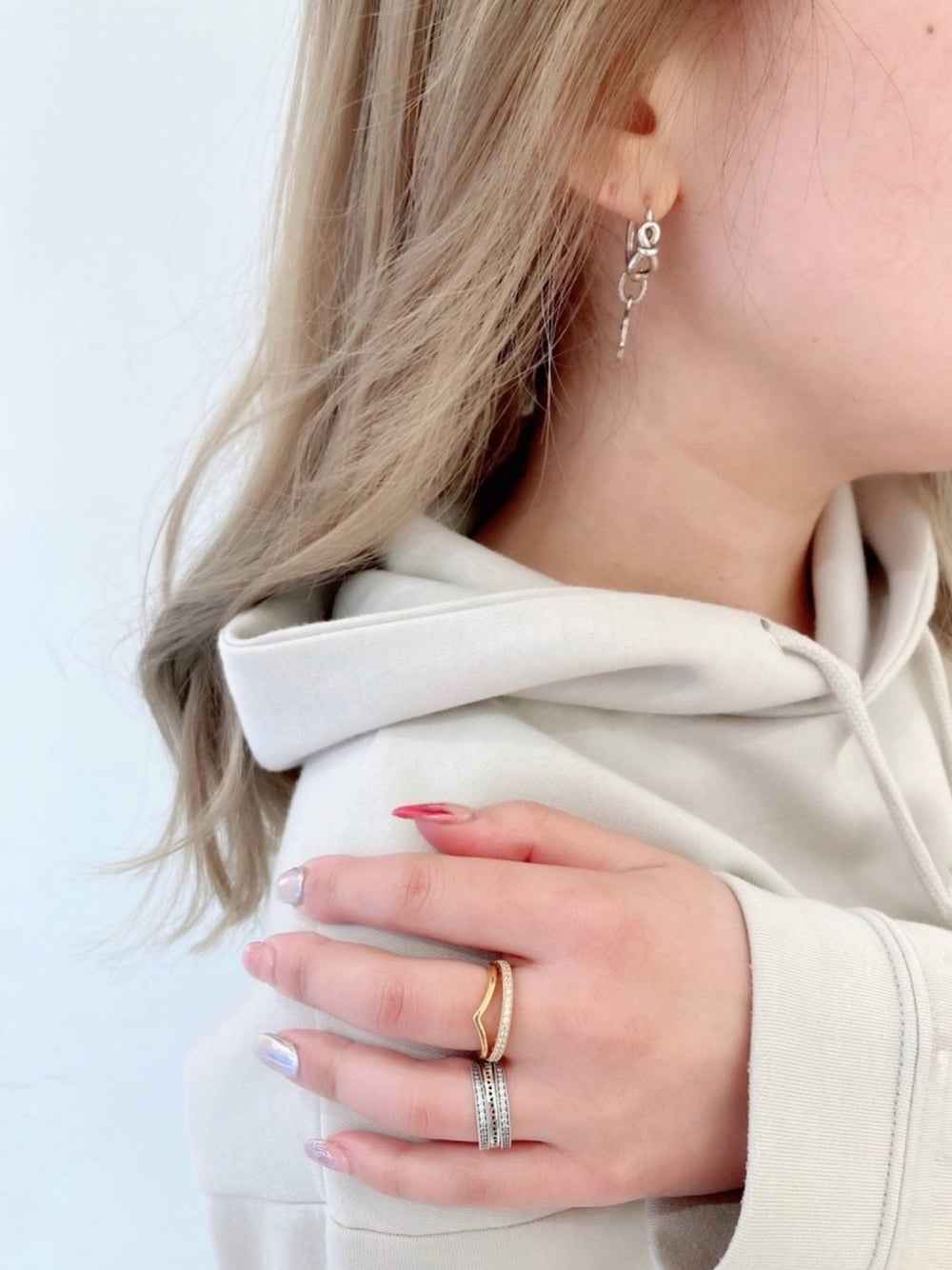 ゴールド系のリング、シルバー系のリング、ゴールド系のリングを着用したレディースの春コーディネートの1枚目の写真