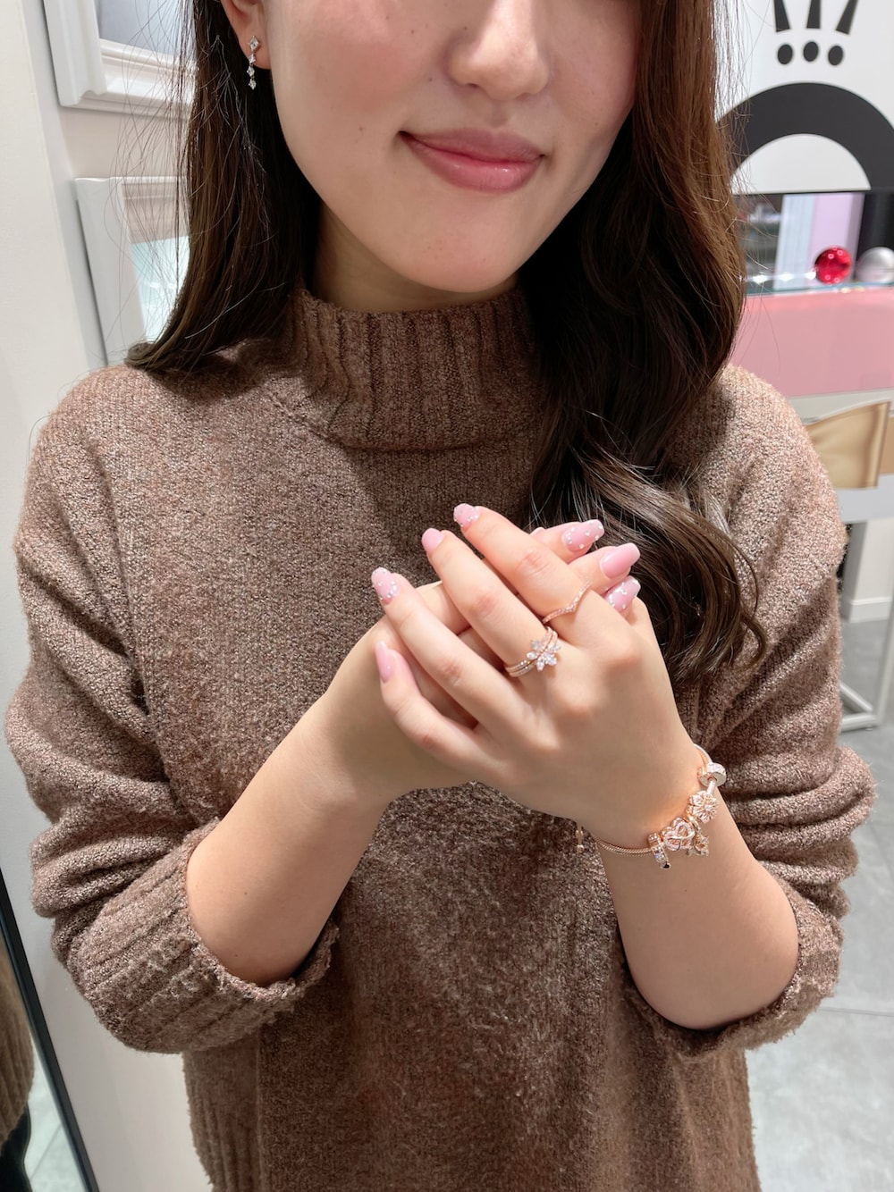 ゴールド系のピアス（両耳用）を着用したレディースの冬コーディネートの1枚目の写真