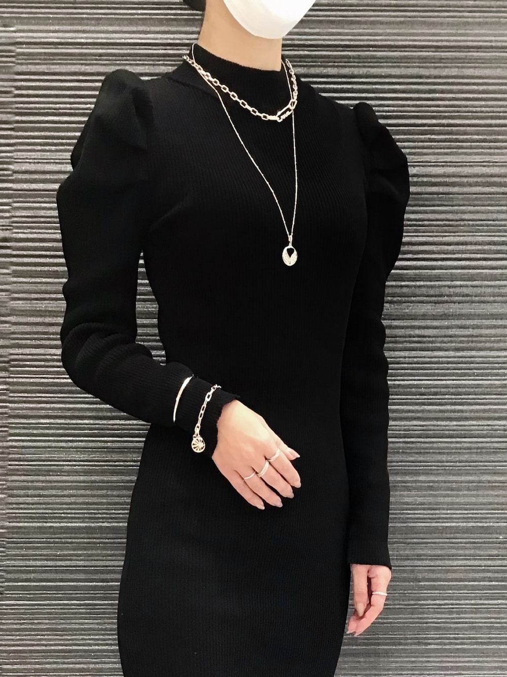 ゴールド系のチャーム、ゴールド系のチャーム、ゴールド系のブレスレットを着用したレディースの冬コーディネートの1枚目の写真