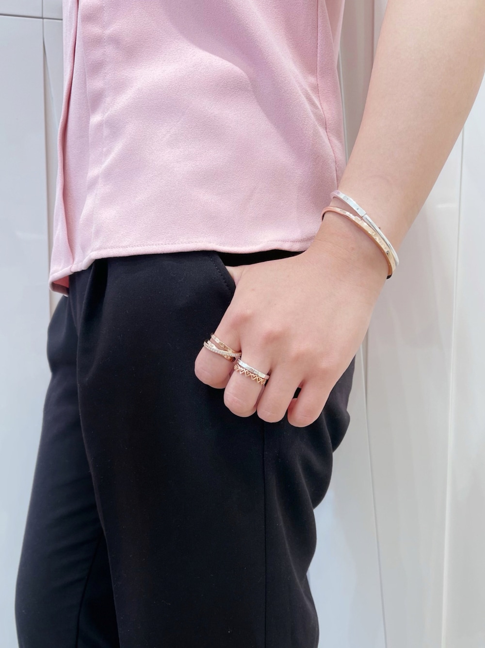 ゴールド系のブレスレット、シルバー系のブレスレット、ゴールド系のリングを着用したレディースの秋コーディネートの1枚目の写真