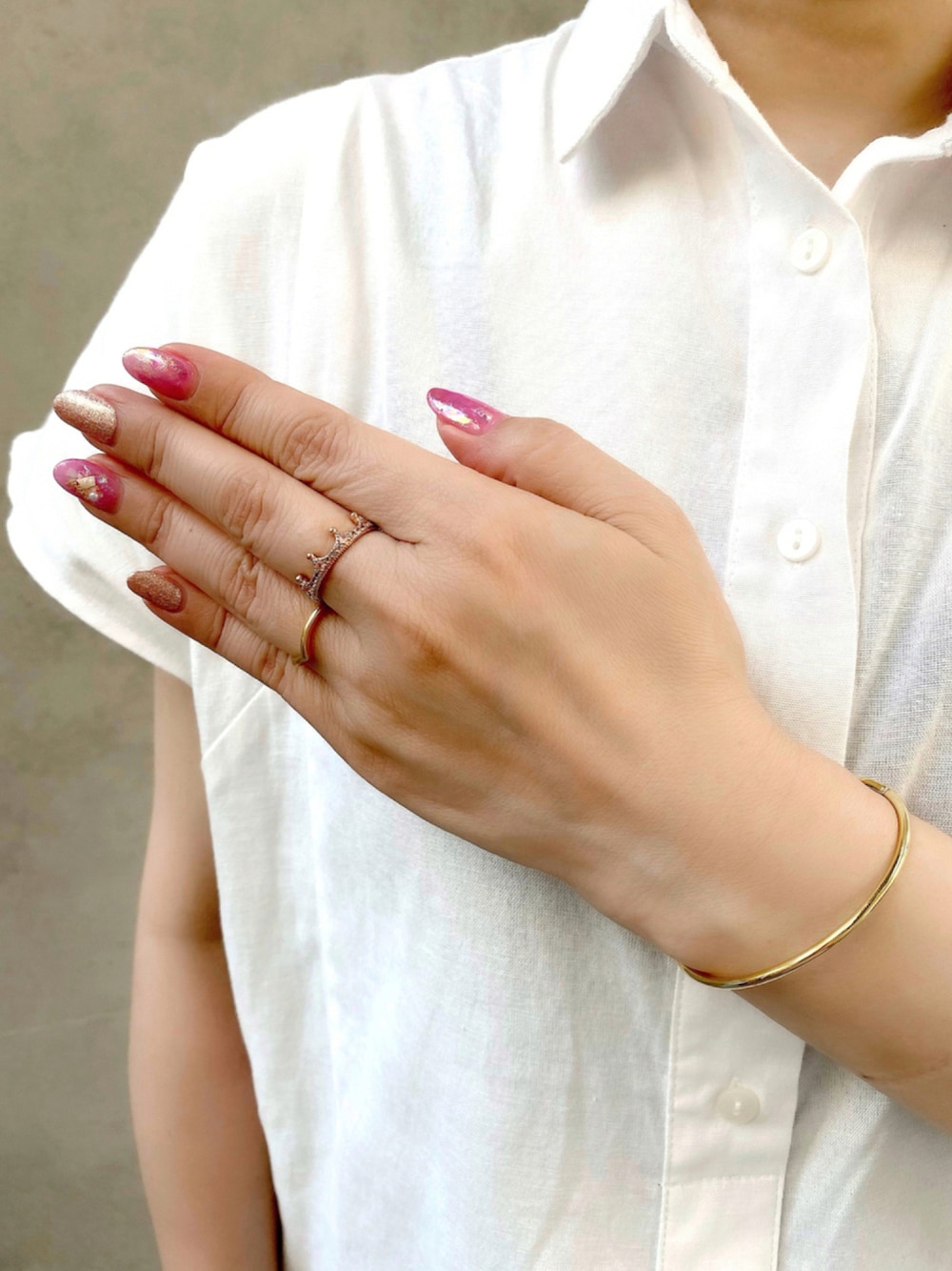 ゴールド系のリング、ゴールド系のリングを着用したレディースの夏コーディネートの1枚目の写真