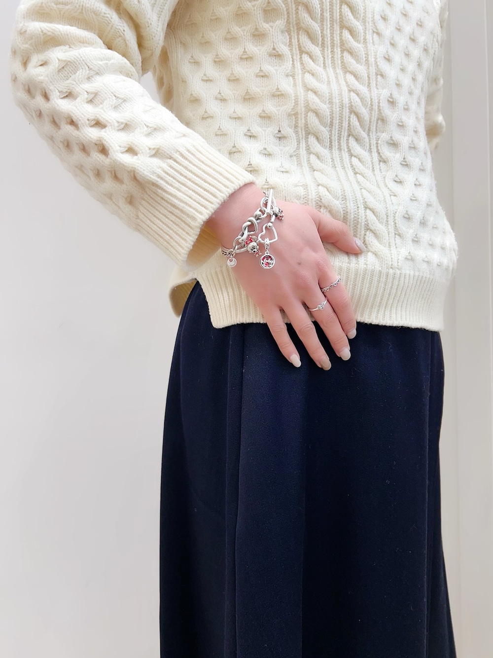 シルバー系のブレスレット、シルバー系のチャーム、シルバー系のチャームを着用したレディースの冬コーディネートの1枚目の写真