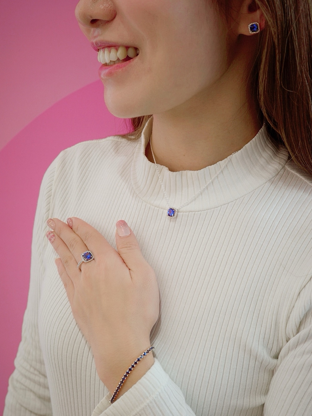 「冬コーデ、PANDORA、パンドラ、冬、休日スタイル、女子会コーデ、オトナカワイイ、大人コーデ、ハイネックニット」｜「PANDORAのスパークリング スクエア ブルー ハロー ステートメントリング（リング、シルバー系）」を使った、Pandoraさん（レディース・160cm）の冬コーディネートの1枚目の写真