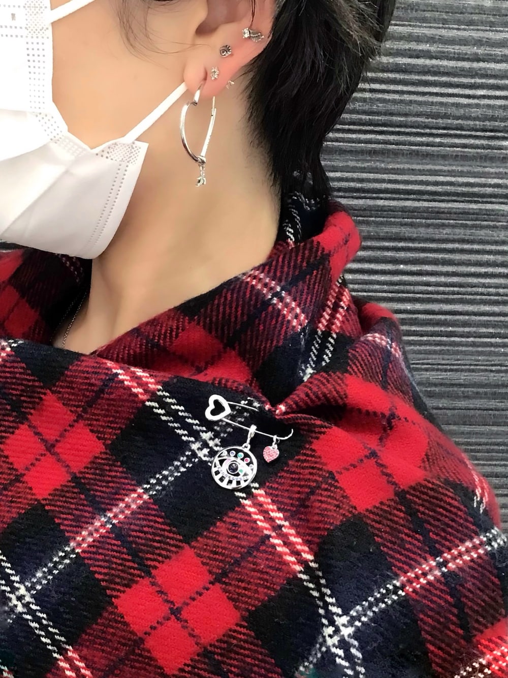 シルバー系のチャーム、シルバー系のチャーム、シルバー系のピアス（両耳用）を着用したレディースの秋コーディネートの1枚目の写真