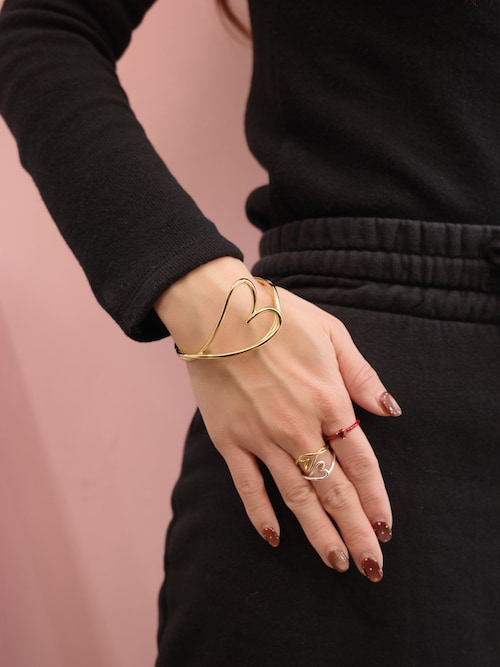 オーガニカリー シェイプド ハート ゴールド バングル（ブレスレット