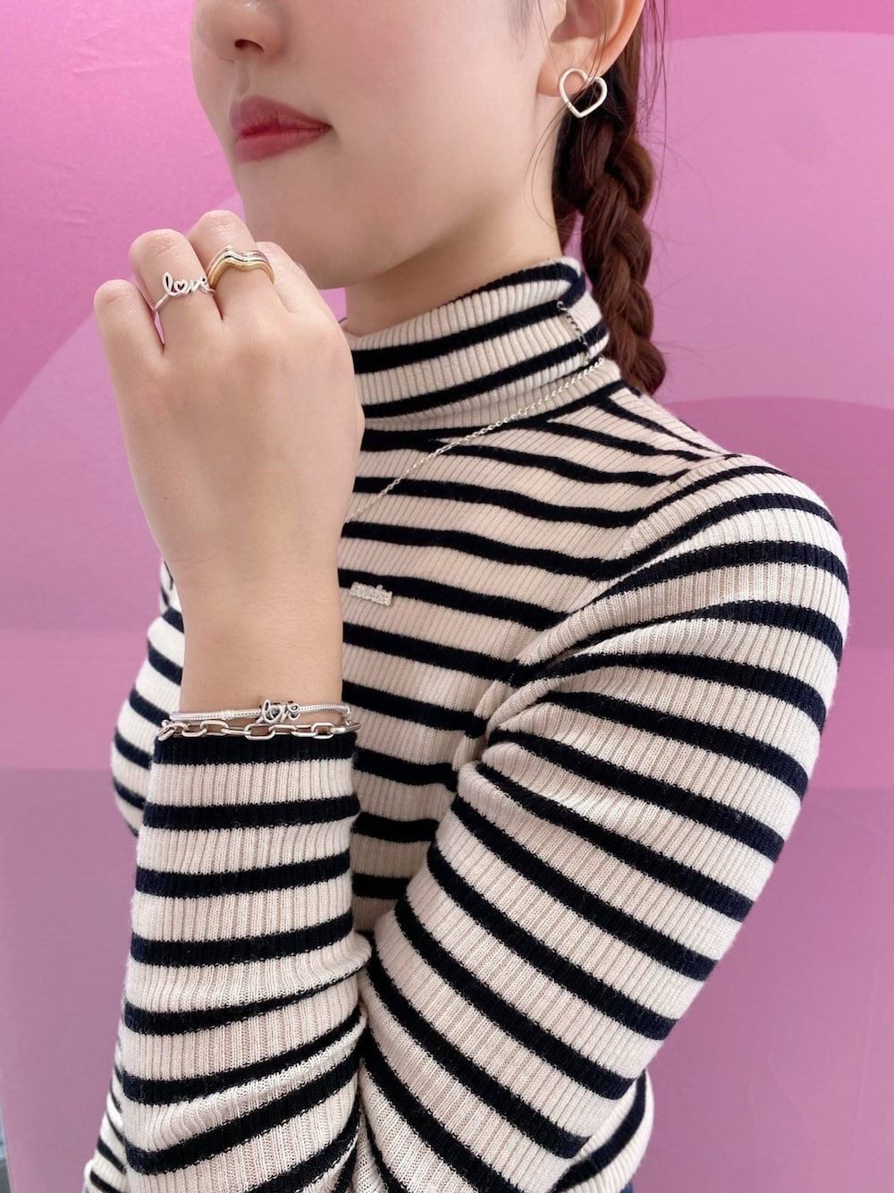 シルバー系のピアス（両耳用）、シルバー系のリング、ゴールド系のリングを着用したレディースの冬コーディネートの1枚目の写真