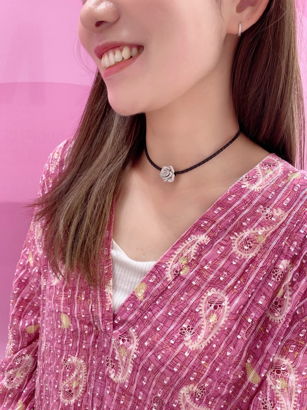 シルバー系のピアス（両耳用）を着用したレディースの春コーディネートの1枚目の写真