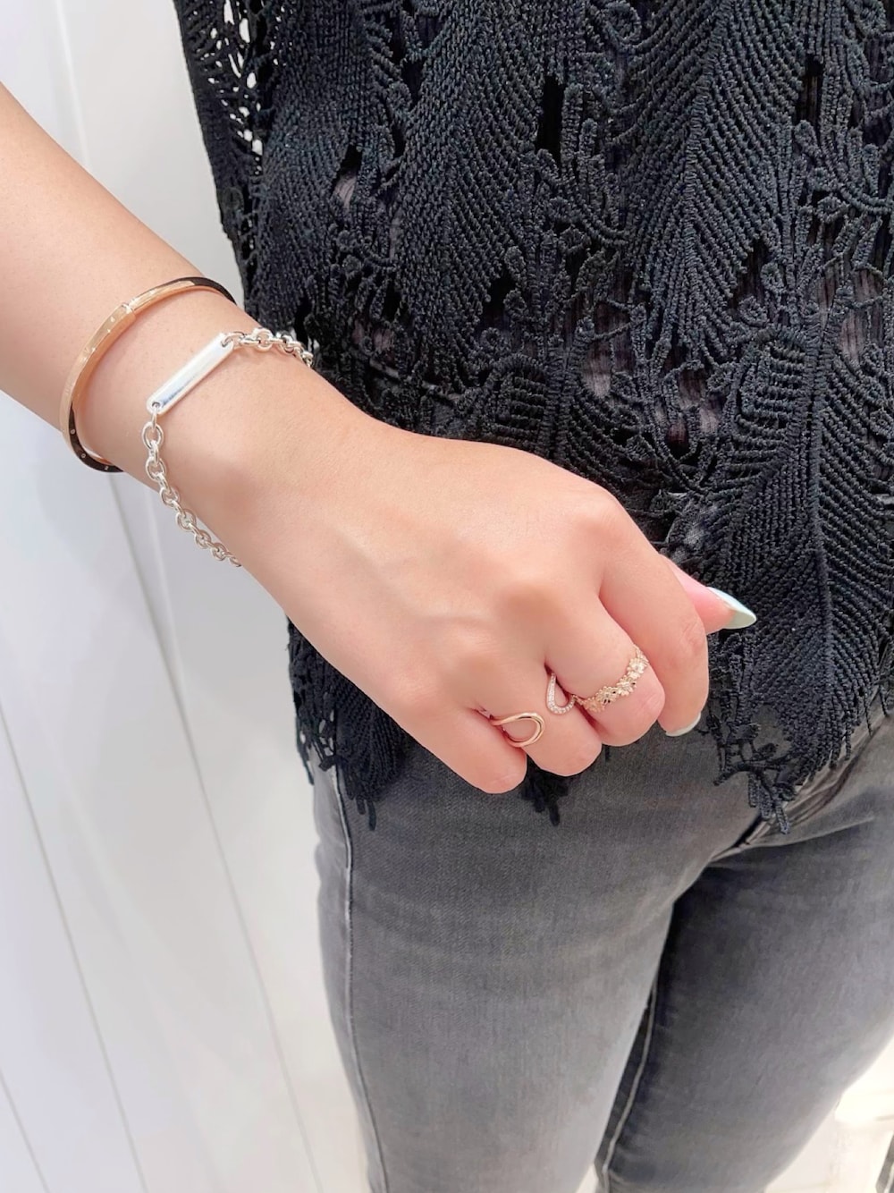 ゴールド系のリング、ゴールド系のリング、シルバー系のブレスレットを着用したレディースの秋コーディネートの1枚目の写真